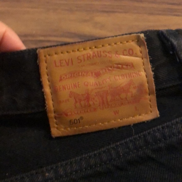 Levi’s Black denim short shorts with zipper and button up details. Size 27 - Picture 4 of 8